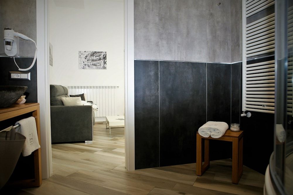 Hermes Rooms for tourists Luxury Room, Multiple Beds, Hot Tub, City View 14