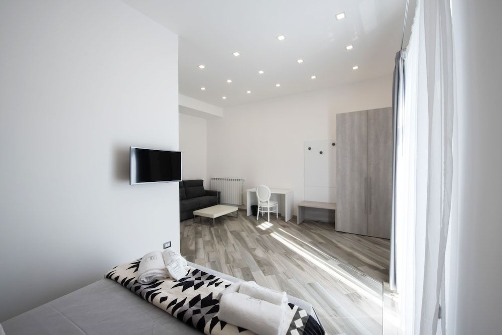 Hermes Rooms for tourists Luxury Room, Multiple Beds, Hot Tub, City View 11