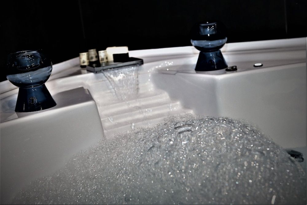 Hermes Rooms for tourists Luxury Room, Multiple Beds, Hot Tub, City View 9