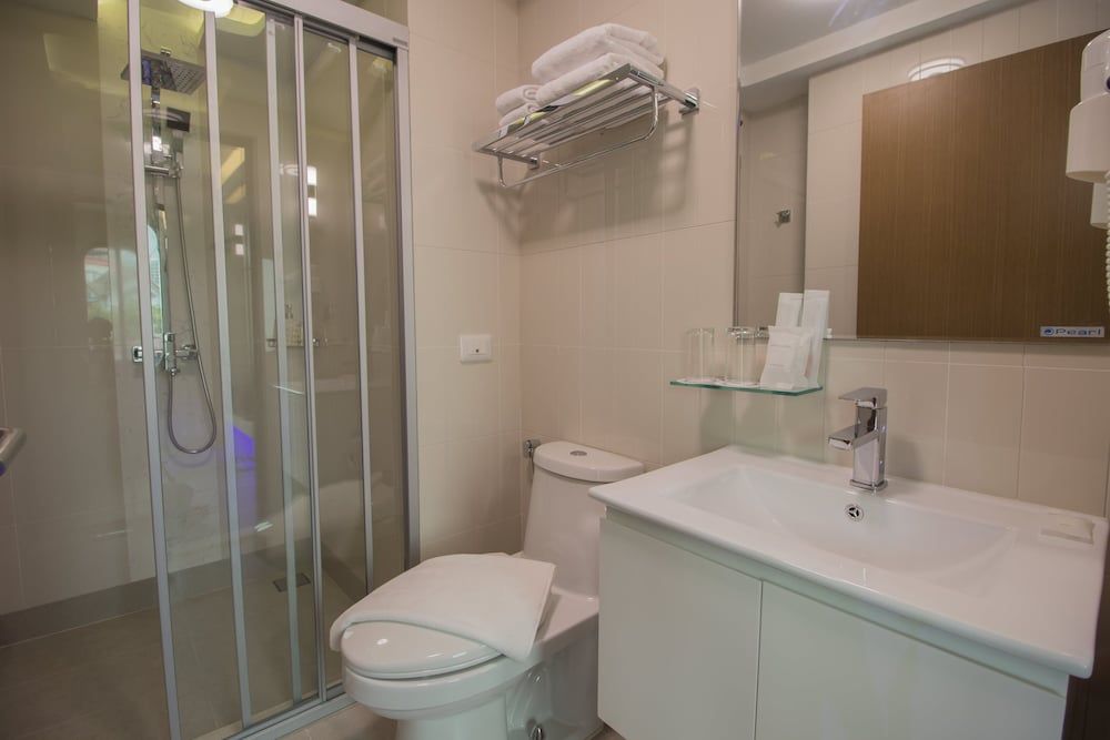 Justice Hotel Standard Twin Room, 2 Twin Beds 5