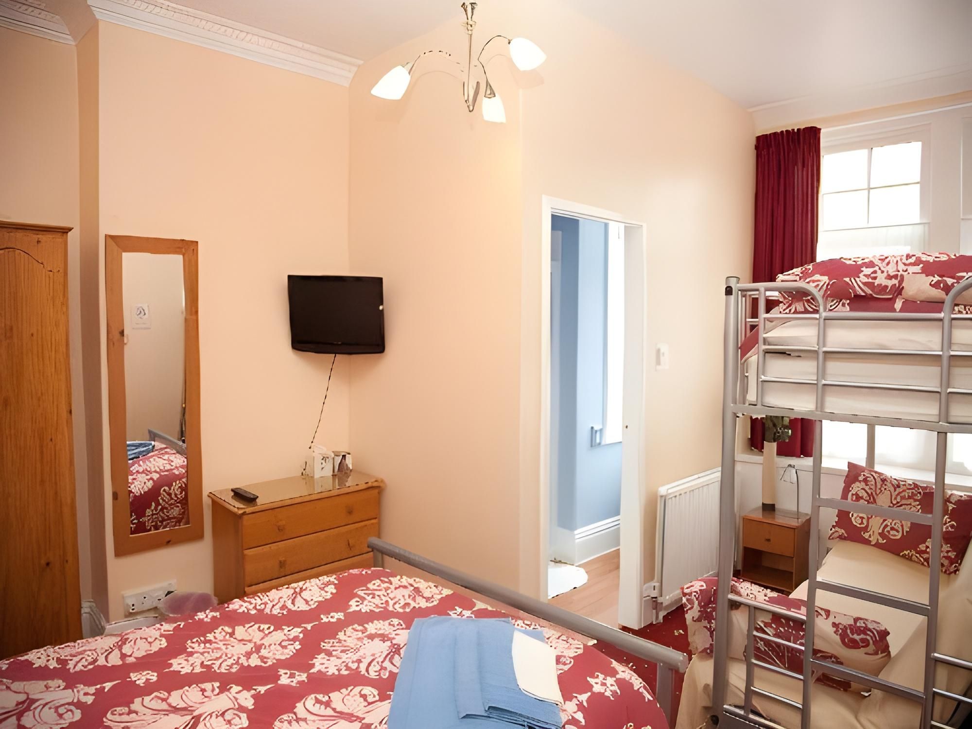 The Meltham Guesthouse Family room-Ensuite-Sleeps 5