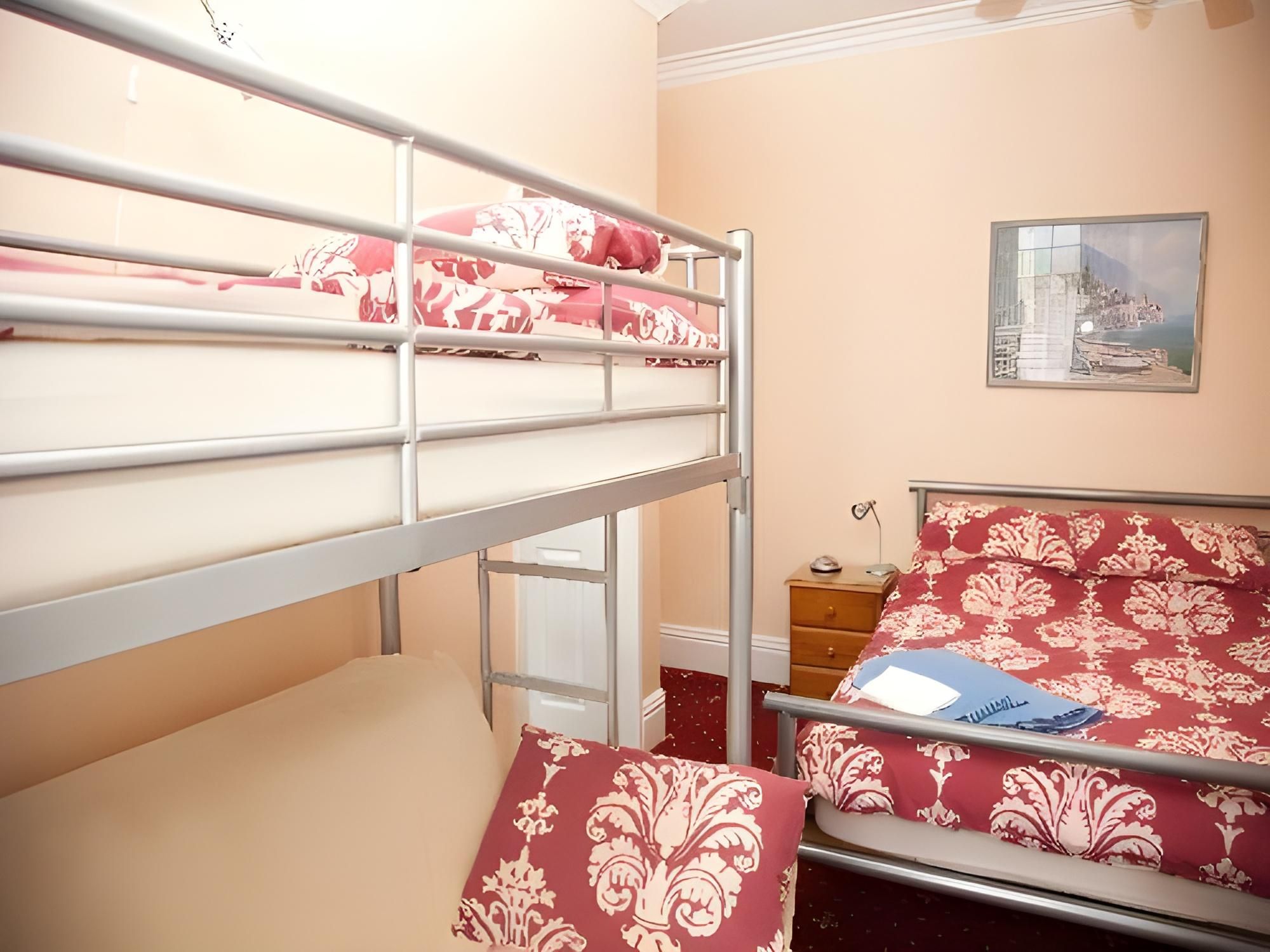 The Meltham Guesthouse Family room-Ensuite-Sleeps 5 2