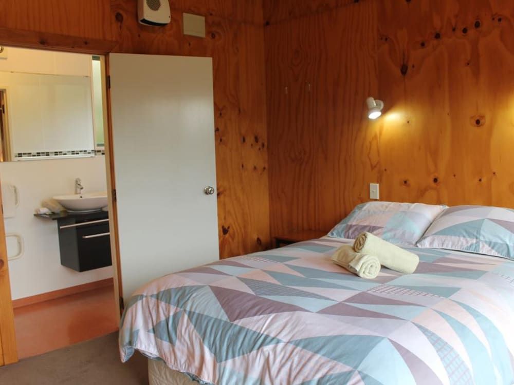 Ensuite Cabin (Sleeps 2)