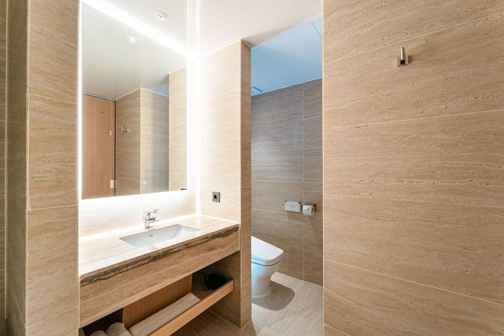 Hotels One Deluxe Double Room, 1 King Bed, Non Smoking, City View 8