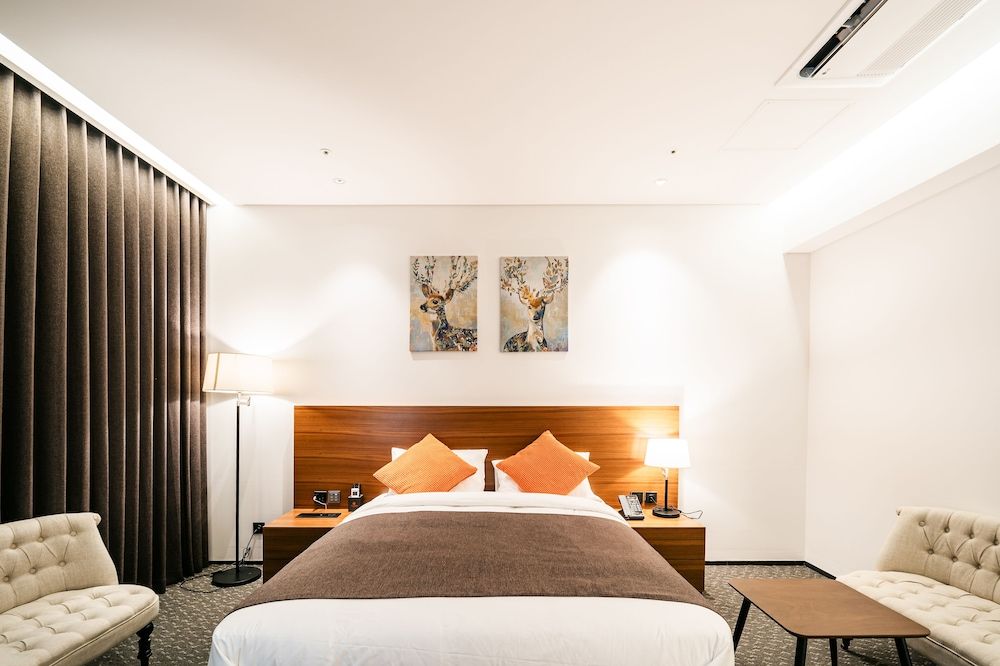 Hotels One Deluxe Double Room, 1 King Bed, Non Smoking, City View 2