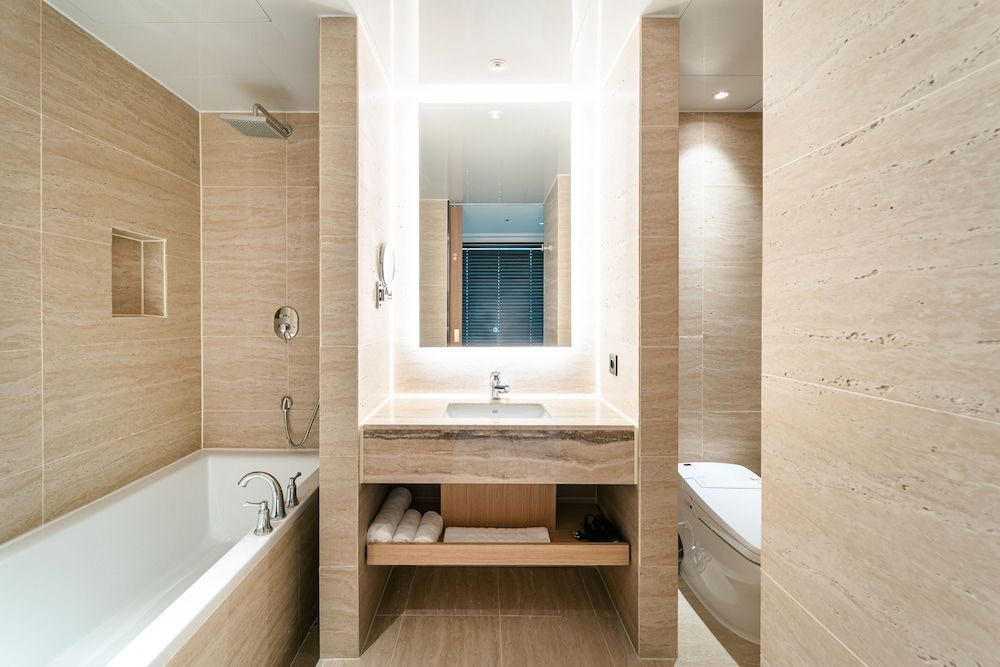 Hotels One Deluxe Double Room, 1 King Bed, Non Smoking, City View 6