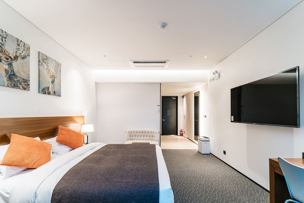 Hotels One Deluxe Double Room, 1 King Bed, Non Smoking, City View 4