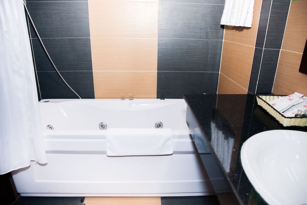 Hai Ba Trung Hotel Superior Twin Room 6