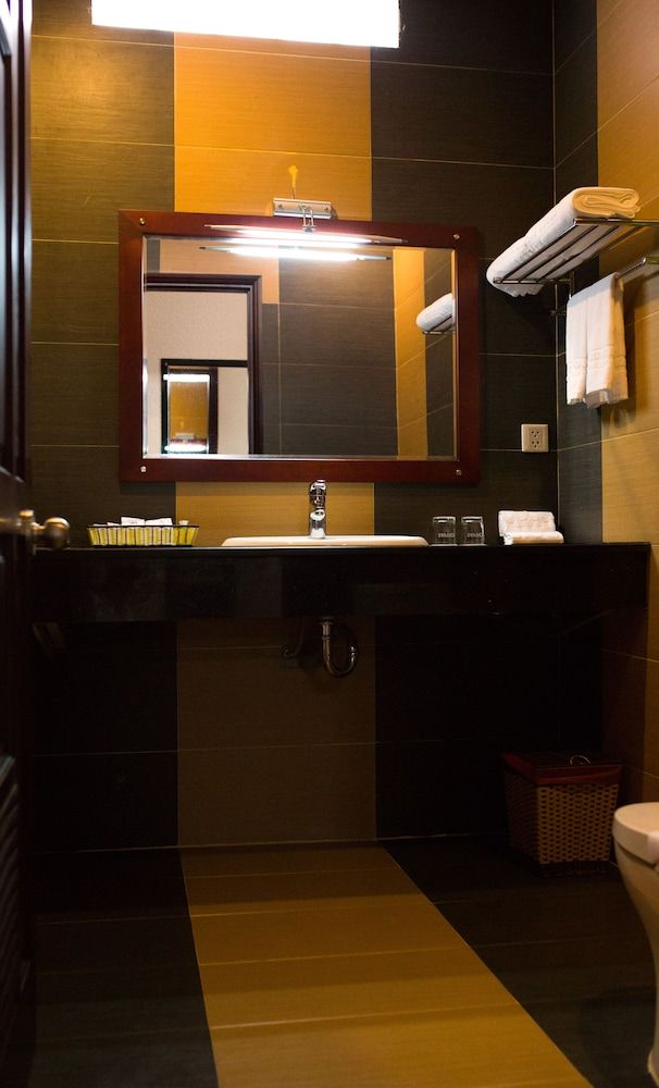 Hai Ba Trung Hotel Deluxe Double Room 6