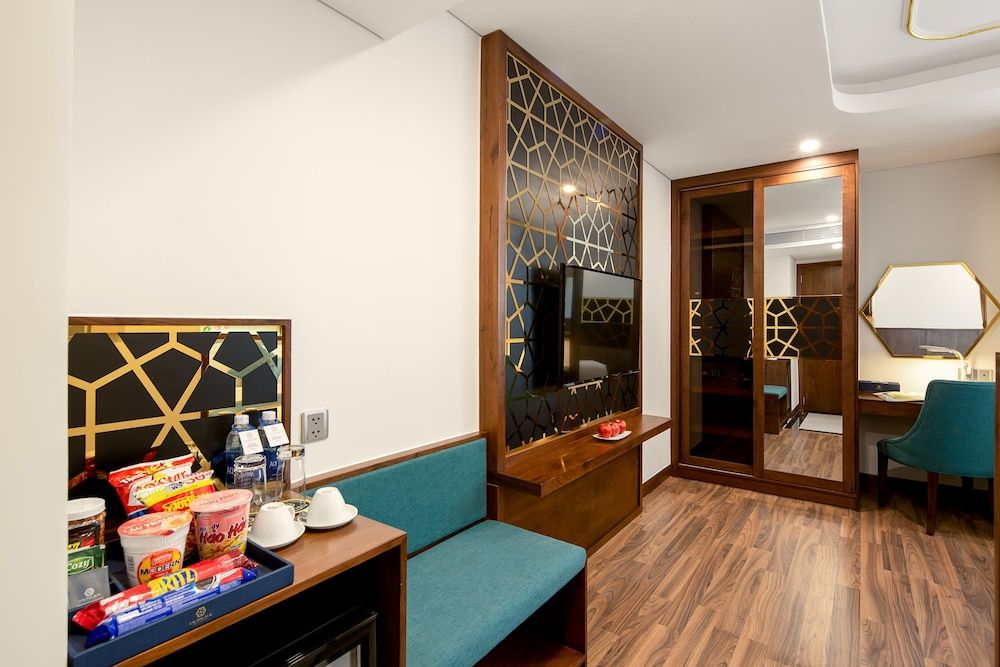 CN Palace Boutique Hotel & Spa Superior King Room with City View 10