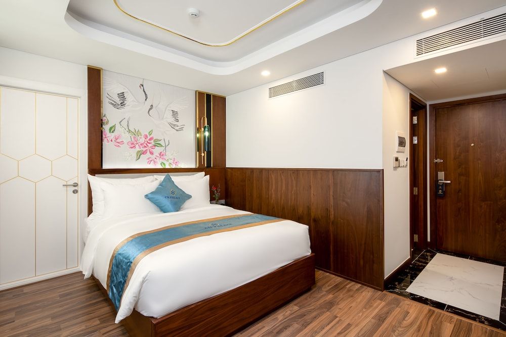 CN Palace Boutique Hotel & Spa Superior King Room with City View 2