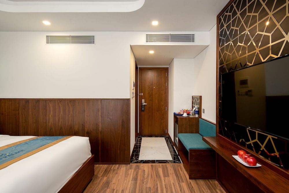 CN Palace Boutique Hotel & Spa Superior King Room with City View 9