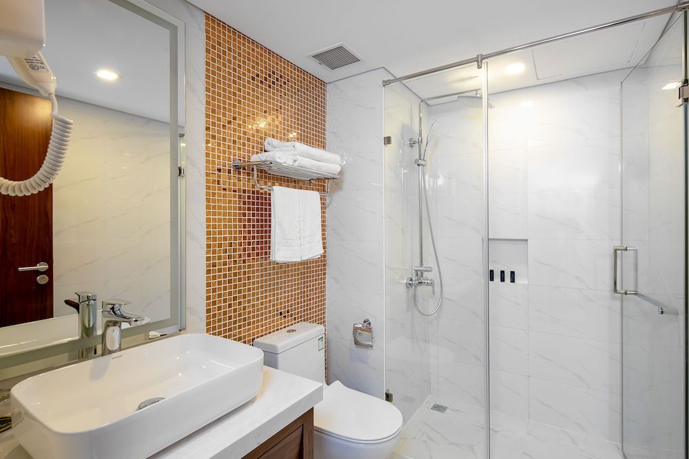 CN Palace Boutique Hotel & Spa Superior King Room with City View 7