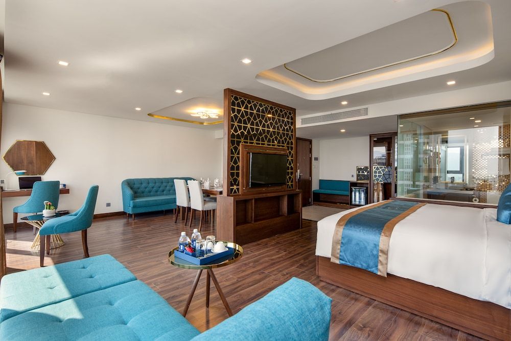 Suite King with Partial Sea View