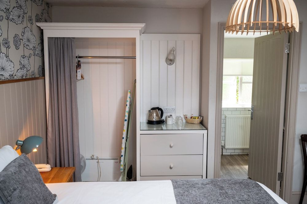 The Cedars Inn by Greene King Inns Standard Room. 6