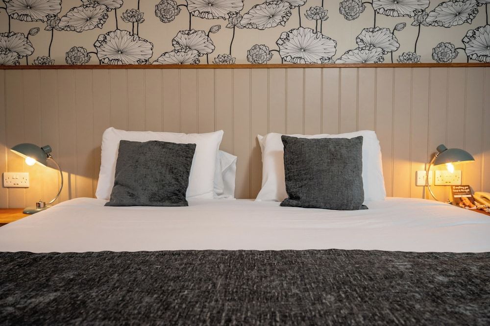 The Cedars Inn by Greene King Inns Family Room (for 3) 2