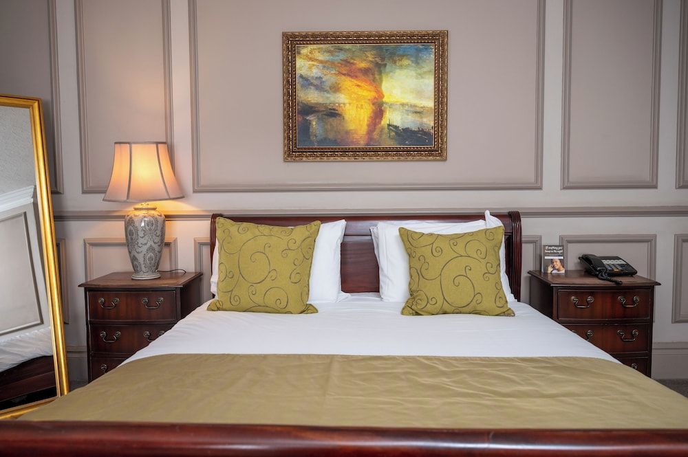 The Cedars Inn by Greene King Inns Superior Room 6