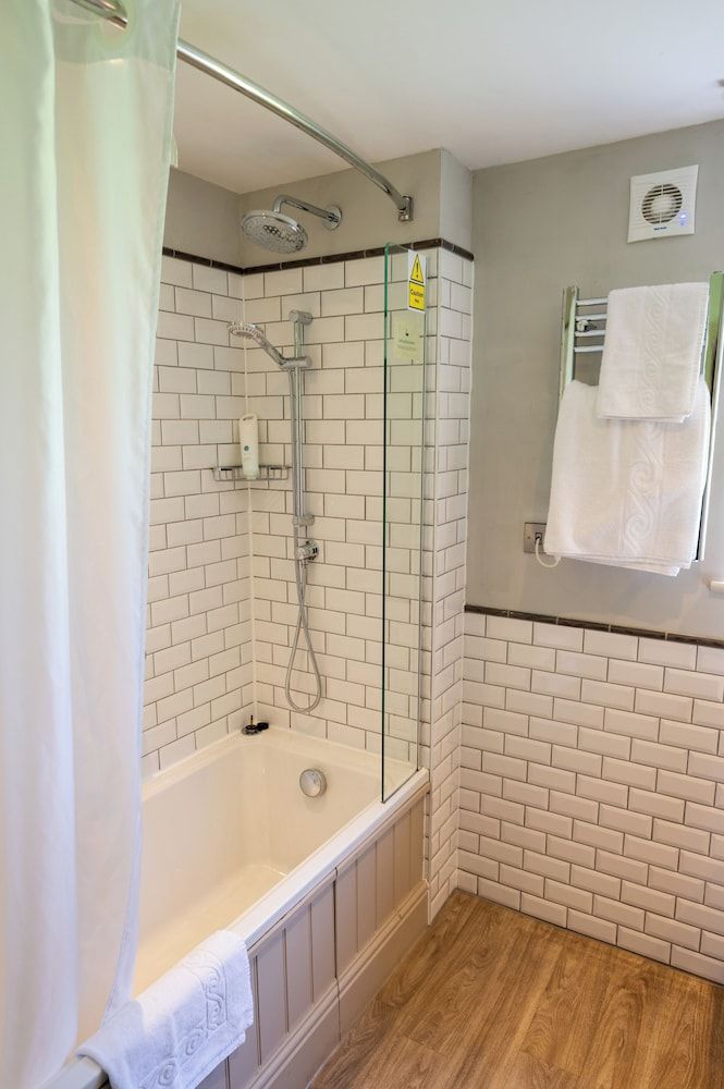 The Cedars Inn by Greene King Inns Family Room (for 3) 8