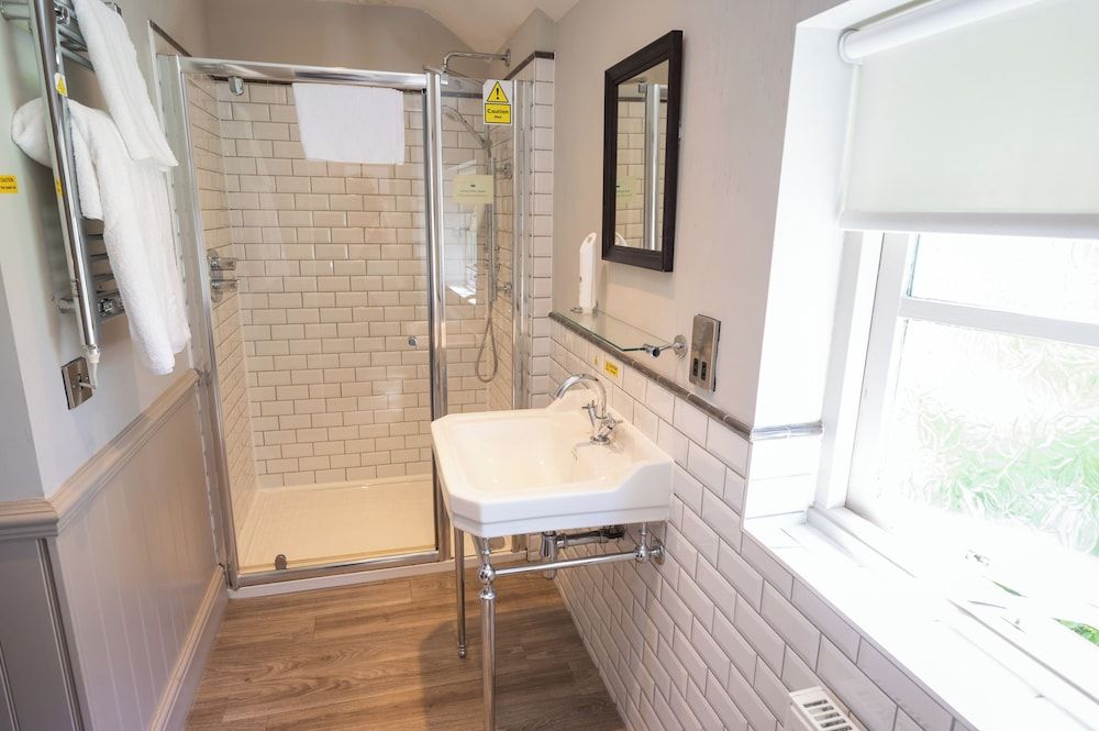 The Cedars Inn by Greene King Inns Standard Room. 7