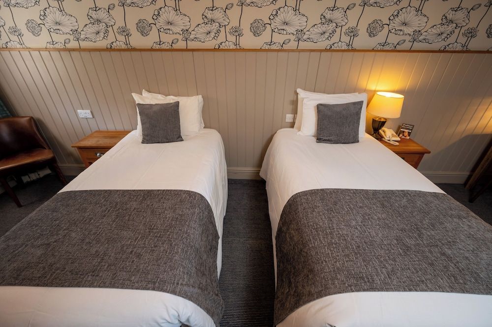 The Cedars Inn by Greene King Inns Standard Room. 2