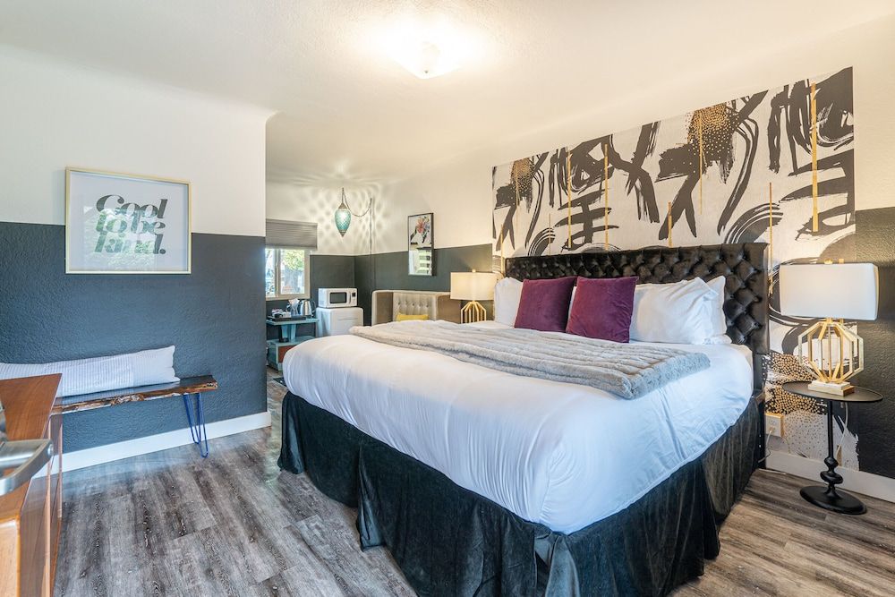 b.side motel + rv b. graffiti 2