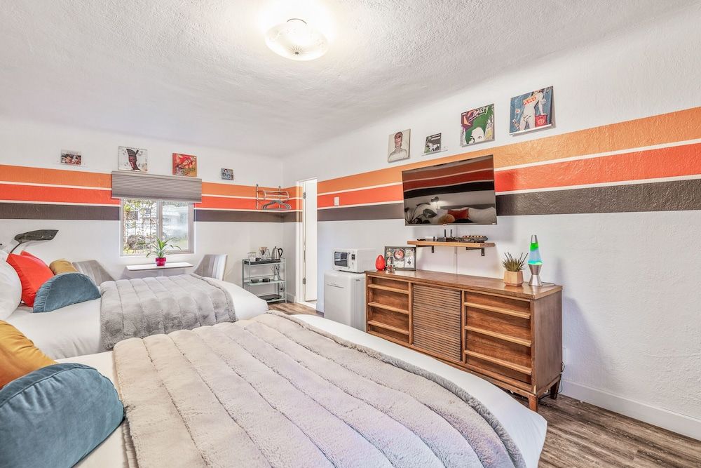 b.side motel + rv b. retro 3