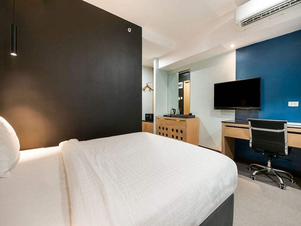Bay Area Suites Manila Standard Double Room 4