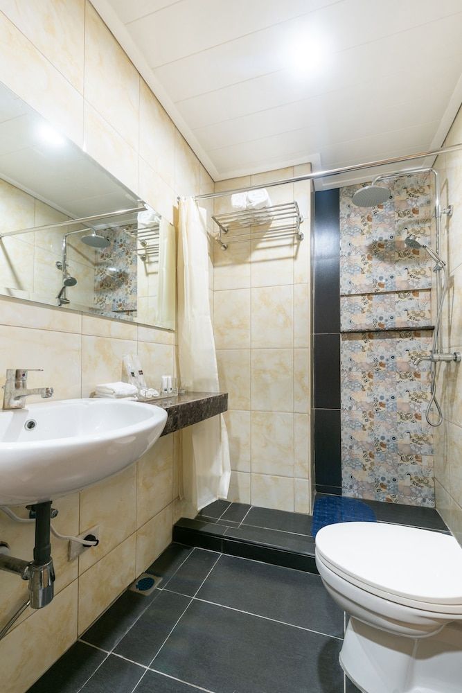 Bay Area Suites Manila Standard Double Room 5