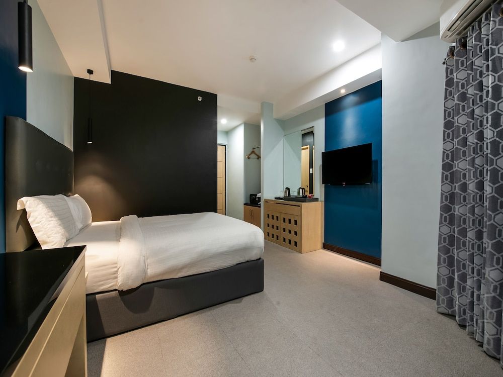 Bay Area Suites Manila Standard Double Room 2