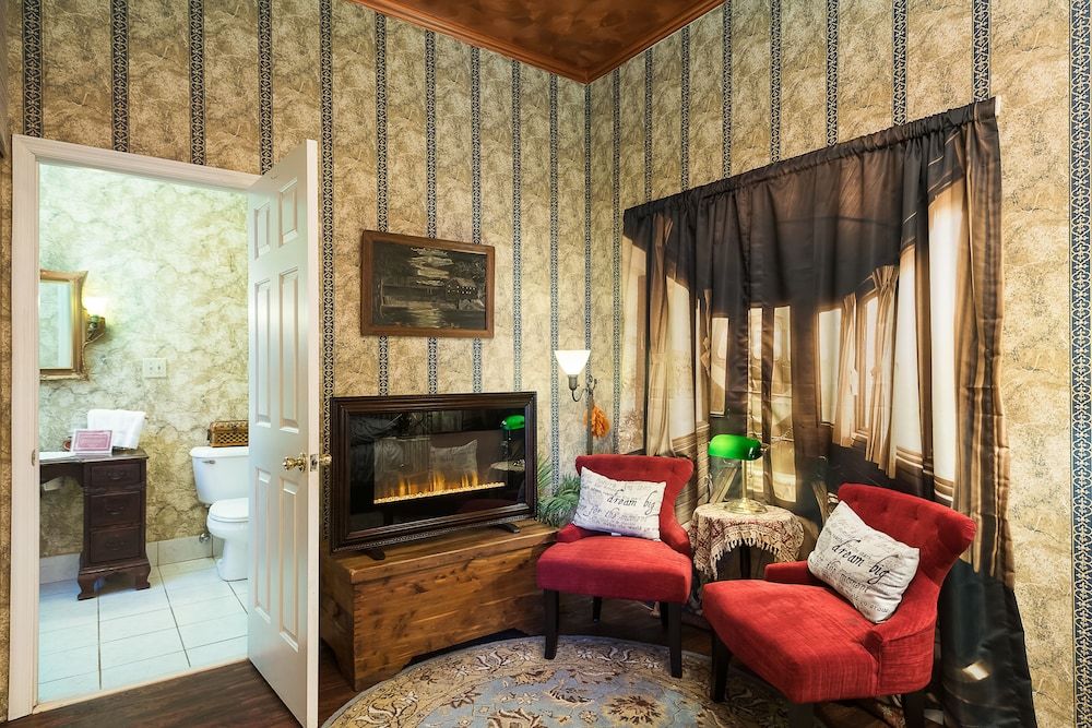 Montgomery Inn BnB The Sleeper Car King Suite 4