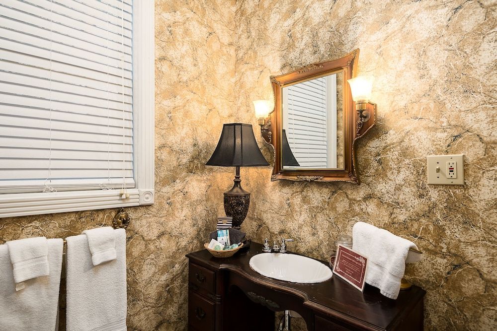 Montgomery Inn BnB The Sleeper Car King Suite 3