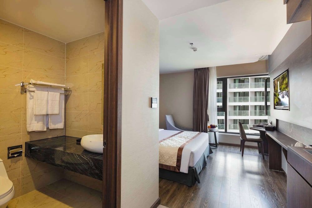 Deluxe Room, 1 Queen Bed, Partial Sea View