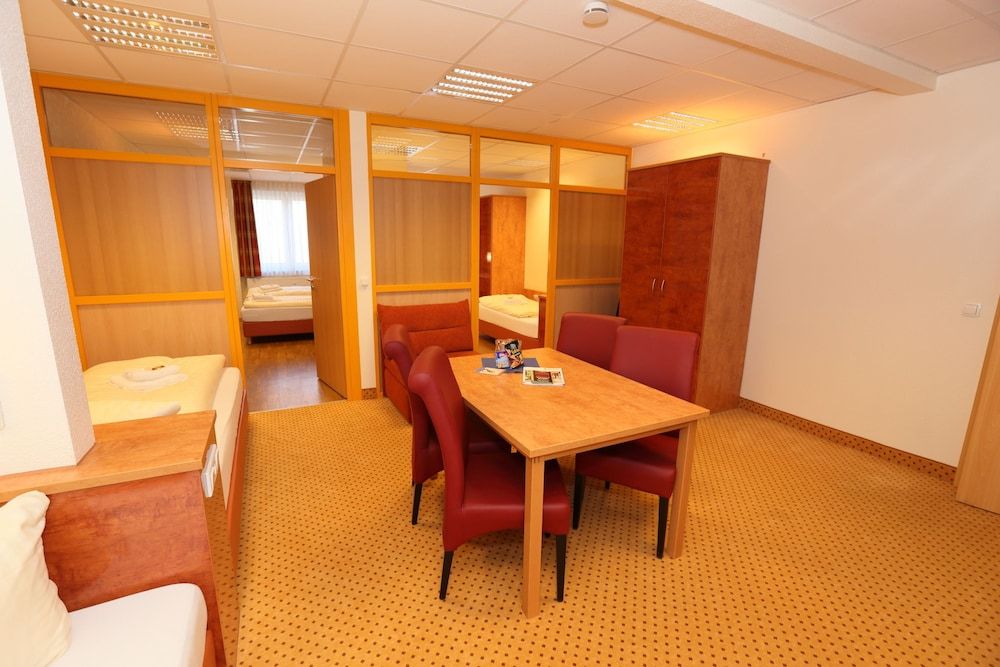 Café & Hotel am Holzhafen Apartment (6 Adults) 9