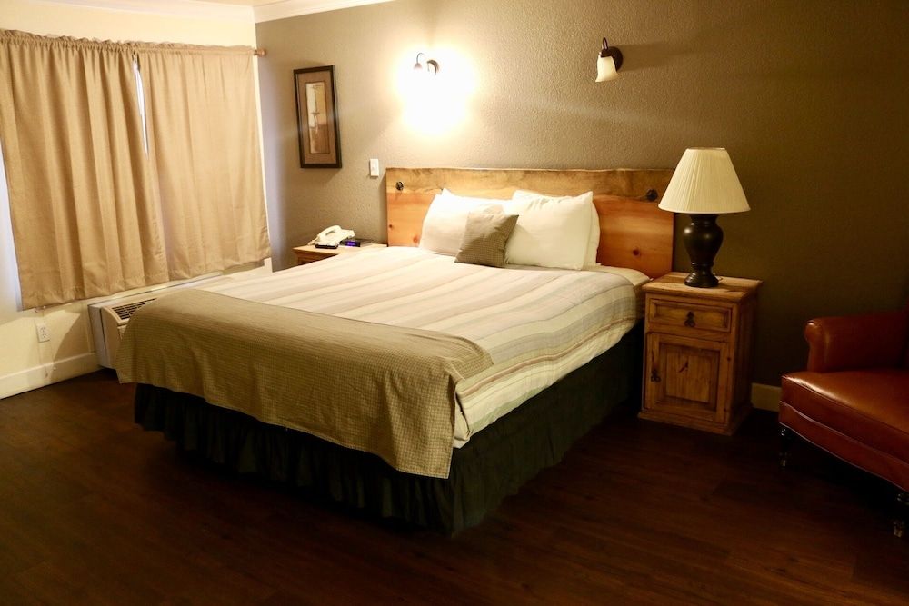 Historian Inn Superior Room, 1 King Bed (No Pets)