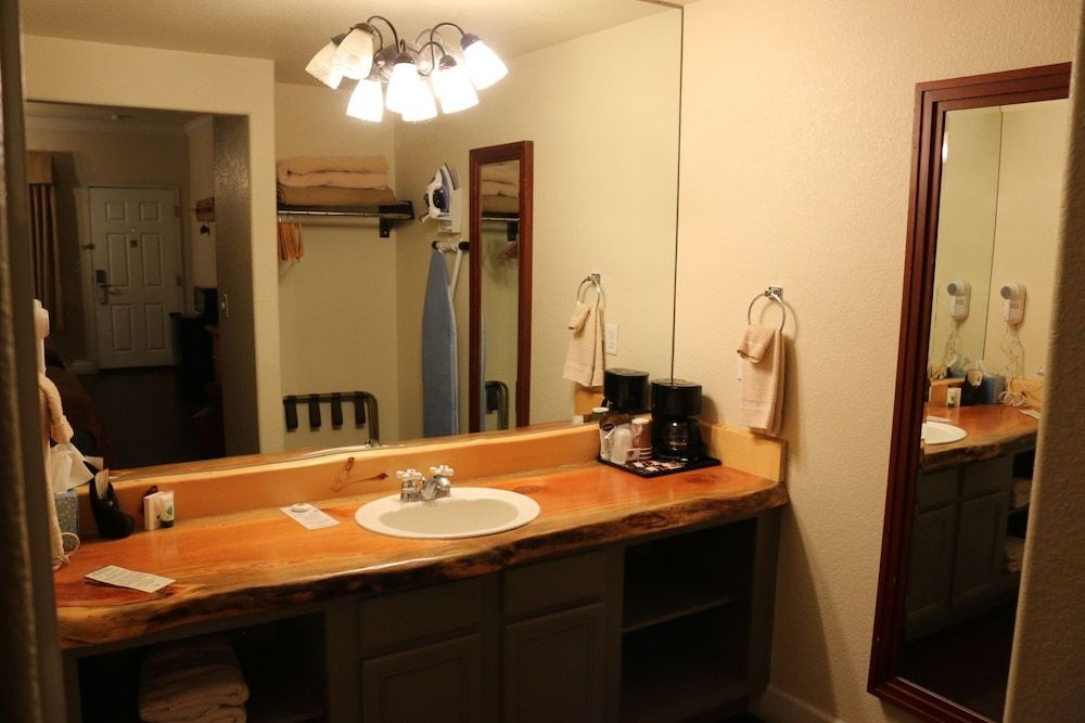 Historian Inn Superior Room, 2 Queen Beds, Ground Floor (Pet Friendly with Pet Fee) 2