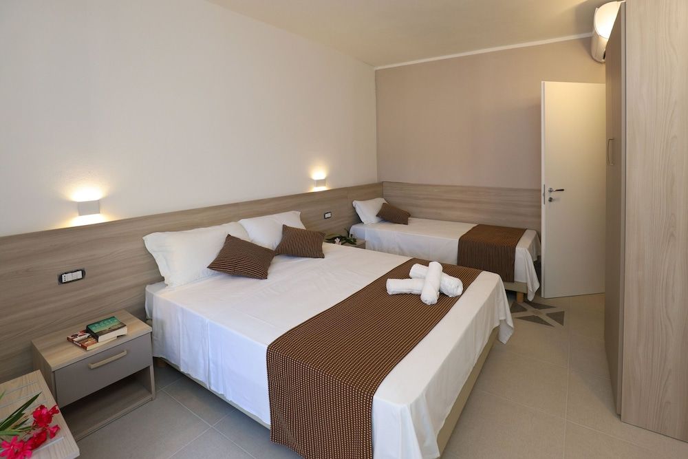 The Square Castelsardo Classic Triple Room, Ensuite 2