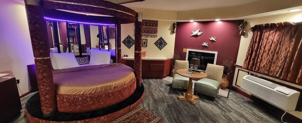 Asian Theme Suite with Hot Tub-Fireplace