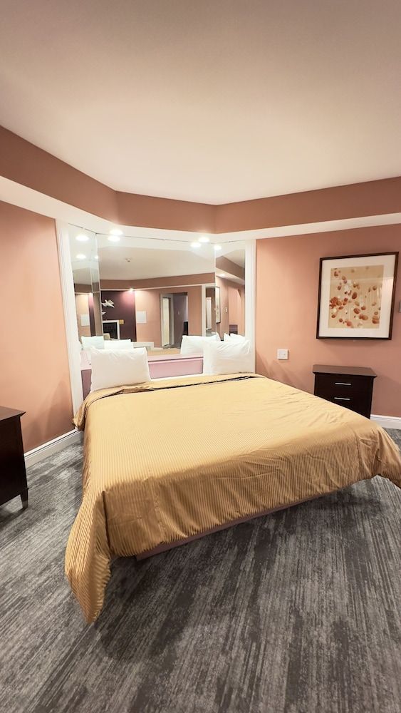 Honeymoon Suite with Hot Tub & Fireplace
