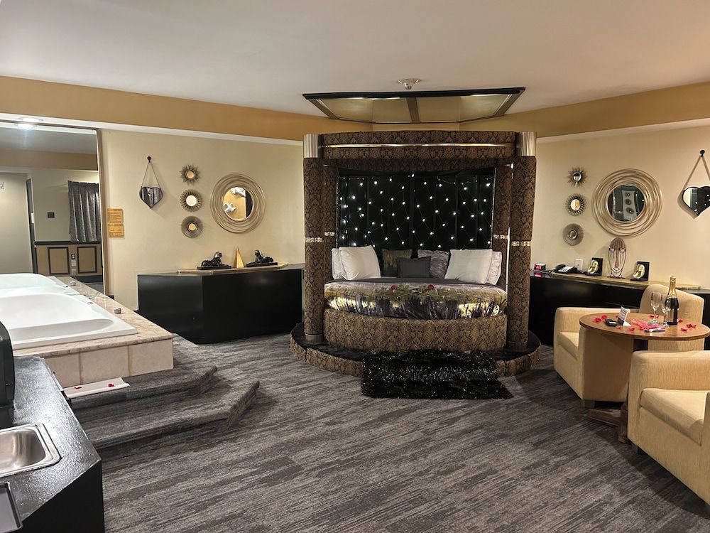 Black & Gold Suite with Hot Tub-Fireplace