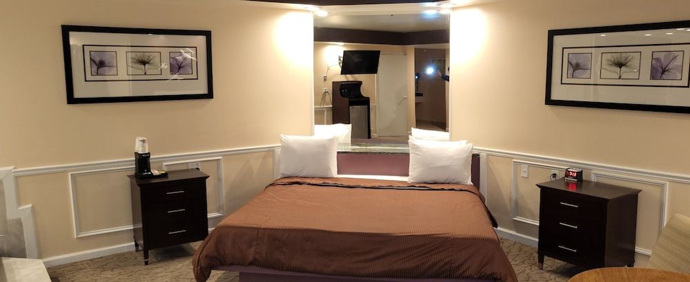 Deluxe Romantic Suite - Hot Tub & Fireplace