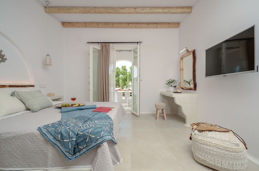 Suite, Pool View