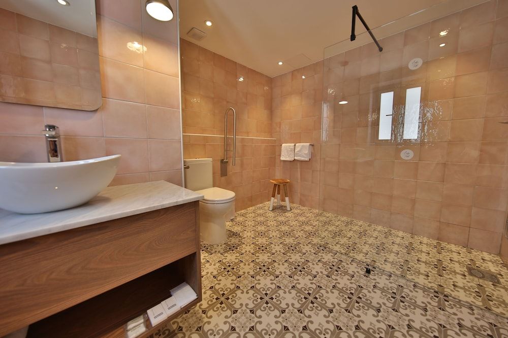 Lady Todd Deluxe Double or Twin Room 8