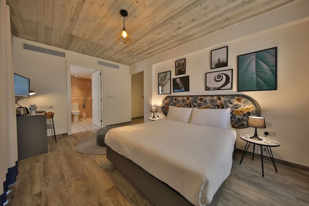 Lady Todd Deluxe Double or Twin Room 6