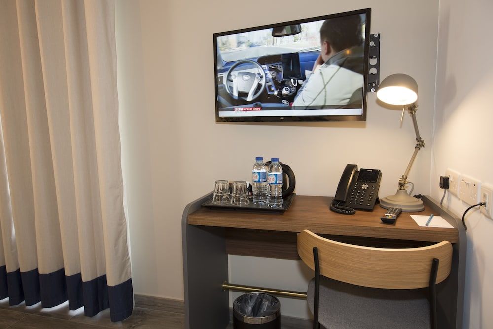 Lady Todd Deluxe Double or Twin Room 13