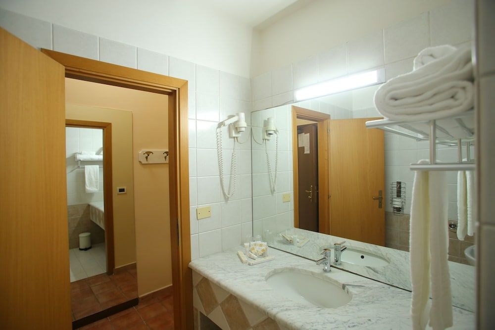 Hotel Villa Romana Standard Double or Twin Room 9