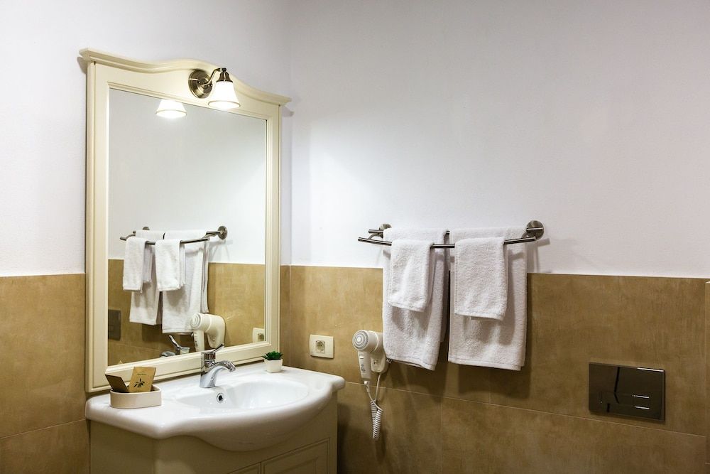 Ave Alba Twin Room, Balcony, City View (4*) 6