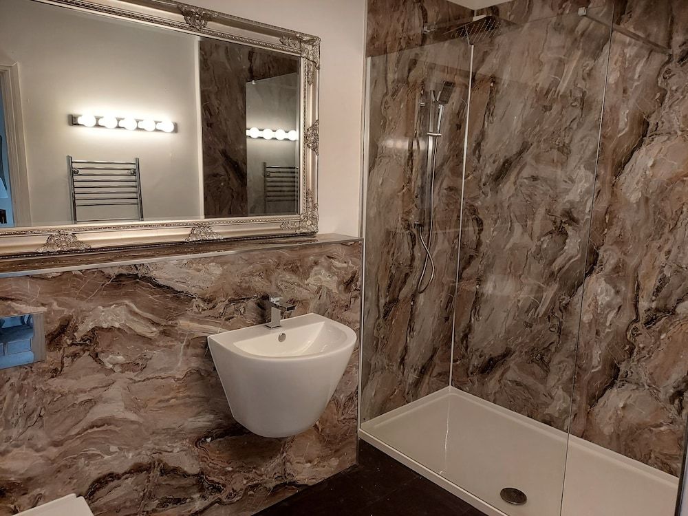 Grains Bar Superior Double room, En-suite (7) 4