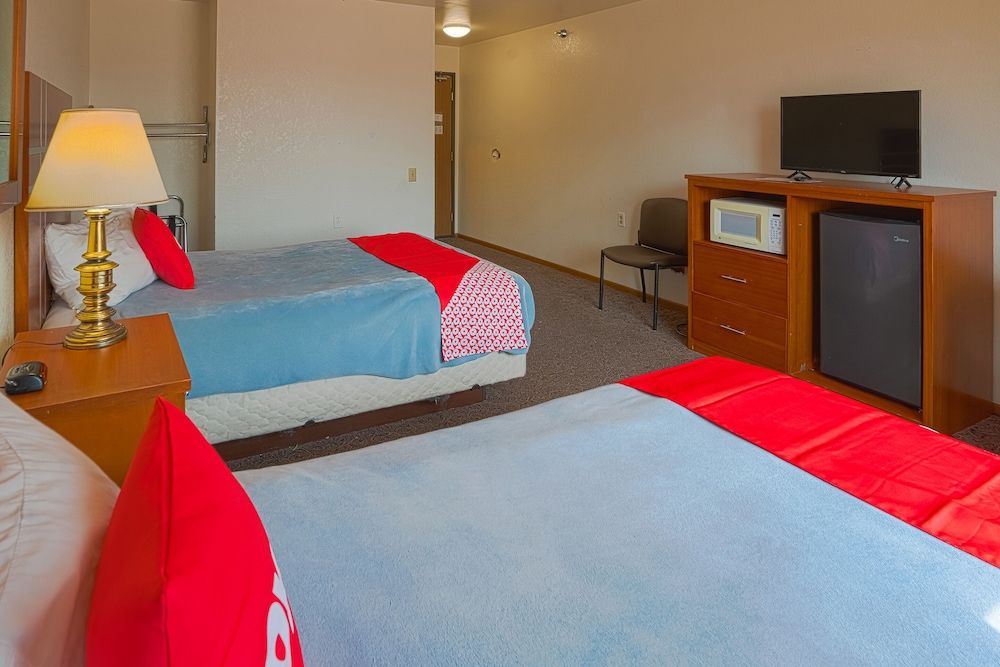 OYO Hotel Redwood Falls near Jackpot Casino Room, 2 Double Beds, Accessible 7