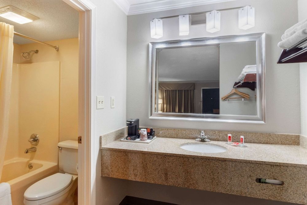 Econo Lodge Byron - Warner Robins Standard Room, 2 Queen Beds, Accessible, Non Smoking 4