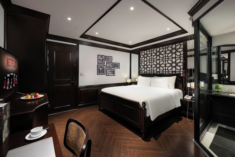 MAY DE VILLE Crown Hotel